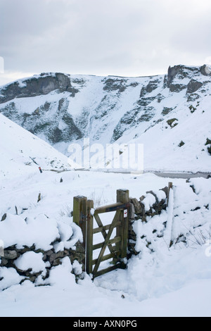 Ein Blick auf Winnats Pass in der Nähe von Castleton unter einer Decke von Schnee in den Peak District Derbyshire Stockfoto