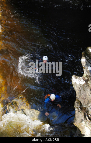 Canyoning aus Bergsteiger versucht, zerklüftete Gelände in Pitlochry Perthshire Schottland zu überqueren Stockfoto