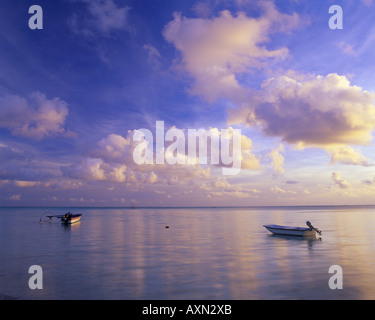 Tropischer Abend Wolken über ruhigen Gewässern des Bora Bora Lagune mit zwei verankerte Boote Stockfoto