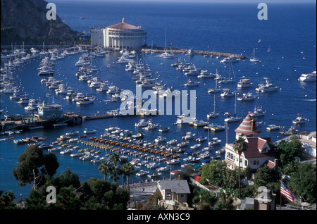 Der Vogelperspektive Blick auf die Stadt von Avalon und seinen Hafen mit vielen Booten auf Catalina Island, Kalifornien Stockfoto