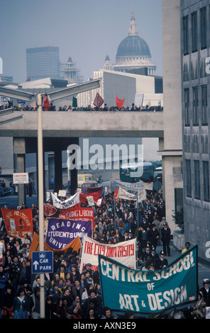 Studenten protestieren gegen staatliche Kürzungen im Bildungsbudget London 1970er Jahre 1977 Vereinigtes Königreich England HOMER SYKES Stockfoto