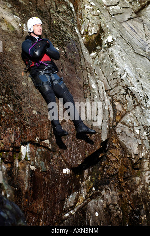 Canyoning aus Bergsteiger versucht, robuste Terrrains in Pitlochry Perthshire Schottland zu überqueren Stockfoto