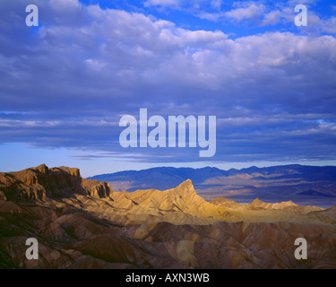 Morgenwolken über Manly Beacon und die Panamint Berge von Zabriskie Point in Death Valley Nationalpark Stockfoto