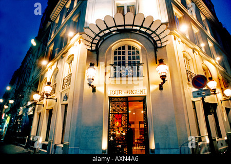 France Paris, französisches Restaurant, 'La Tour d'Argent', Eingang der Haute Cuisine, nachts beleuchtet, Eingangstür mit Lichtern, schickes Restaurant, Tür offen Stockfoto