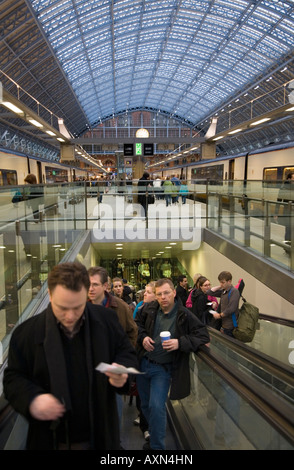 Passagiere entstehen auf Eurostar Zug-Plattform für den Abflug in Kings Cross St. Pancras International Station. London. UK Stockfoto