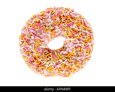 Frisch gekocht, frittiert oder Iced Ring Donut Donut Isoliert gegen einen weißen Hintergrund mit keine Menschen und einen Freistellungspfad Stockfoto