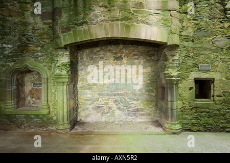 Großer Kamin im Speisesaal des 15. C. Cardoness Castle Turmhaus, Gatehouse of Fleet, Dumfries and Galloway, Schottland Stockfoto