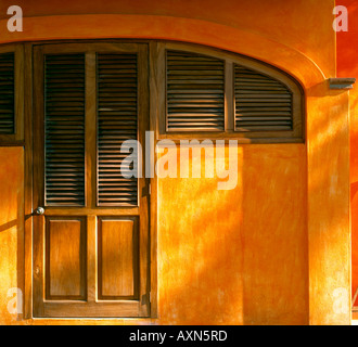 Nayarit Mexiko Nachmittag Licht Rechen die Woodend Tür und Orange Wände eines Hofes im Dorf Bucerias Stockfoto