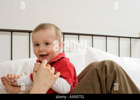 Mutter und Sohn sitzen auf einem Bett Stockfoto