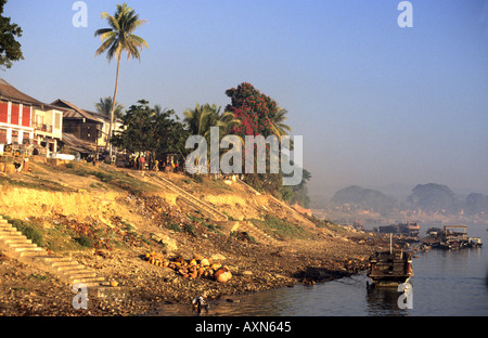 Eine Fähre Haltestelle Katha, am Ufer des Irrawaddy Flusses, Myanmar, Burma Stockfoto