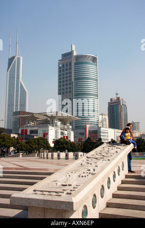 Babysitter auf dem Marmor Treppe The Shanghai Urban Planning Exhibition Hall ist in Peoples Square oder rerum Park