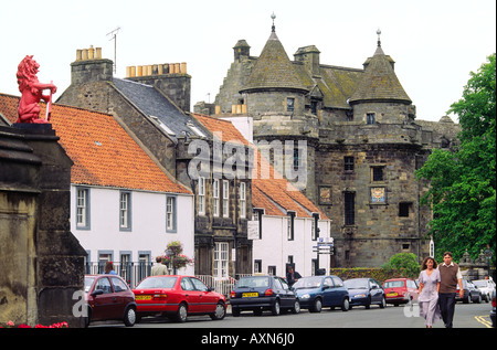 Falkland Palace, erbaut im französischen Stil Renaissance-Architektur, gesehen vom Markt Kreuz in Stadt von Falkland, Fife, Schottland Stockfoto