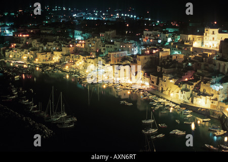 Italien-Procida Abend Blick auf das Fischerdorf Marina di Corricella Stockfoto
