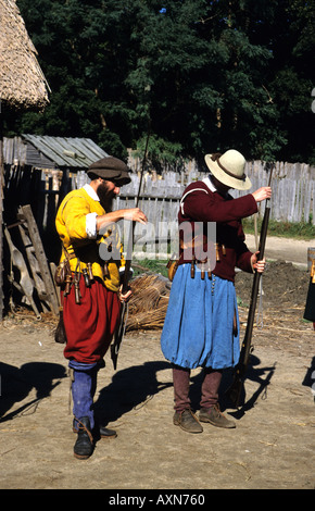 Männer im Charakter laden ihre Musketen an der Plymouth Plantage Modell Siedlung Massachusetts MA USA Stockfoto