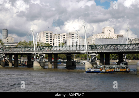 Hungerford Bridge bei (Charing Cross) und Golden Jubilee Brücken über den Fluss Themse in London, UK Stockfoto