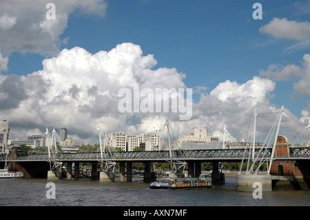 Hungerford Bridge bei (Charing Cross) und Golden Jubilee Brücken über den Fluss Themse in London, UK Stockfoto