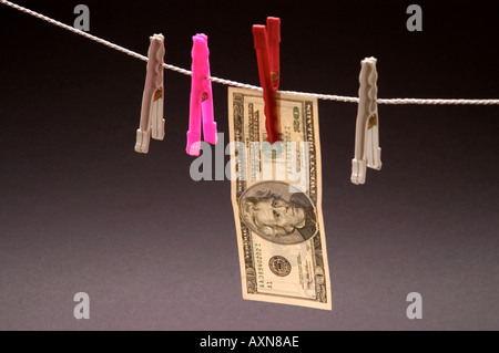 Gewaschenes Geld an einem Seil Währungsanbindung Dollar Schwarzgeld trocknen beachten Sie gehängt Stockfoto