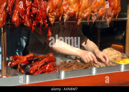 Gebratene Enten in Tai Kai Lok Chinarestaurant Fenster in der Gerrard Street in London Chinatown Stockfoto