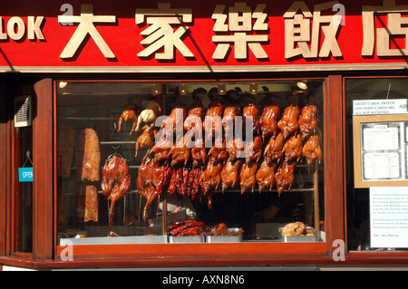 Gebratene Enten in Tai Kai Lok Chinarestaurant Fenster in der Gerrard Street in London Chinatown Stockfoto