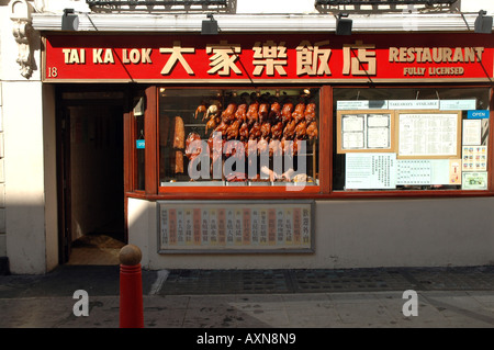 Gebratene Enten in Tai Kai Lok Chinarestaurant Fenster in der Gerrard Street in London Chinatown Stockfoto