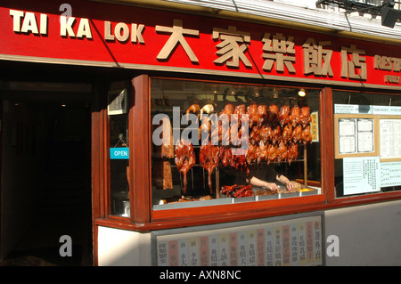 Gebratene Enten in Tai Kai Lok Chinarestaurant Fenster in der Gerrard Street in London Chinatown Stockfoto