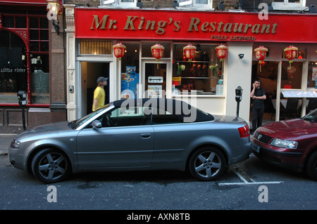 Luxus-Auto vor dem chinesischen Restaurant in der Lisle Street in London Chinatown Stockfoto