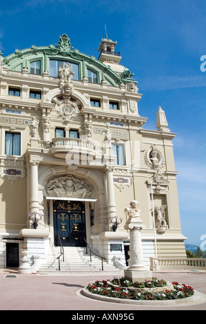 Casino von Monte Carlo Seitenansicht mit MASSENET SES ADMIRATEURS Statue, Monaco, Europa Stockfoto