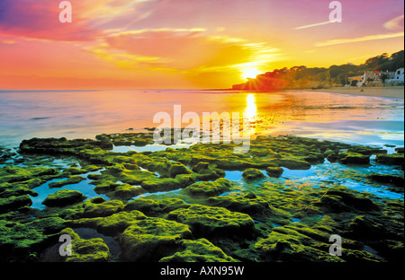 Sonnenuntergang am Strand von Olhos de Agua, Albufeira, Algarve, Portugal Stockfoto