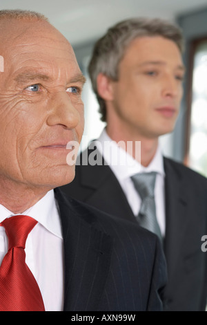 Porträt von älteren Partner, junge Manager im Hintergrund Stockfoto