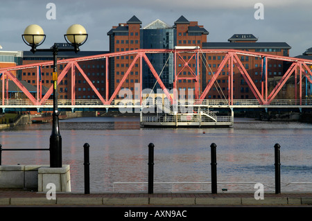 Lowery Manchester Kanal Fluss Brücke Büros Geschäft urbane moderne Sanford Kai Zentrum Fluss Abend Lichtreflexion Wasser wat Stockfoto