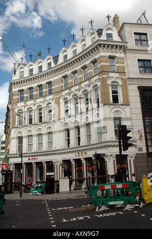 Aufbauend auf Ludgate Circus, Kreuzung von Farringdon Street, Ludgate Hill und Fleet Street in London, Großbritannien Stockfoto