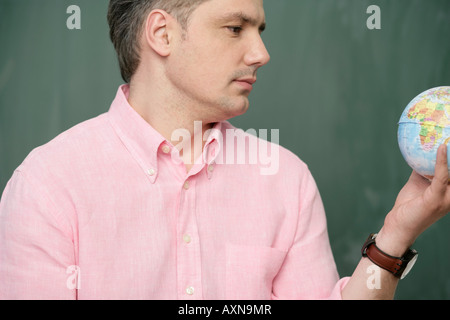 Lehrer halten eine kleine Weltkugel Stockfoto