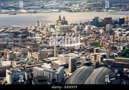 Stadtzentrum von Liverpool. Westen über Lime Street Station, St. Johns Einkaufszentrum Liver Building bis zum Fluss Mersey, England. Stockfoto