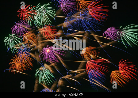 Feuerwerk, explodieren in einer Anzeige während des Obon Festivals in Japan Stockfoto