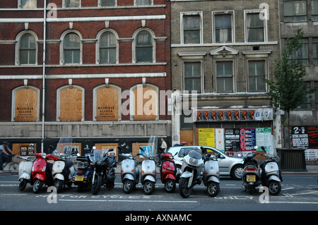 Roller geparkt zwischen zwei Fahrspuren von Farringdon Road in London, Großbritannien Stockfoto