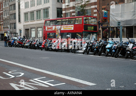 Roller geparkt zwischen zwei Fahrspuren von Farringdon Road in London, Großbritannien Stockfoto