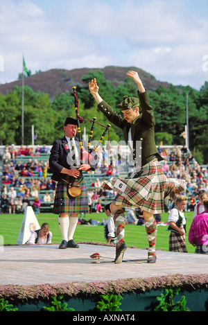 Highland Games. Mens schottischen Tanz Wettbewerb bei der jährlichen Braemar Gathering in der Nähe von Balmoral in Grampian Region von Schottland Stockfoto