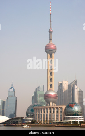 der Oriental Pearl Tower und die Globen des international Convention Centre in der Pudong finanzielle Zentrum von Shanghai, China Stockfoto