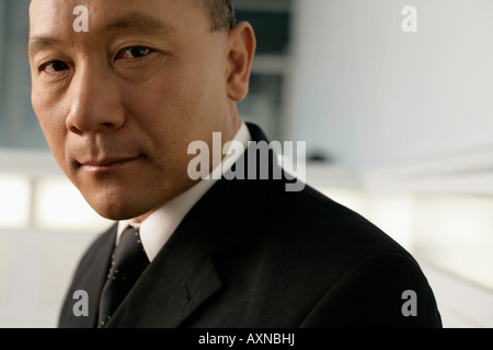 Porträt von einem asiatischen Geschäftsmann in einer Halle Stockfoto