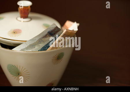 Zuckerdose gefüllt mit Euro-Scheine (Teil), Nahaufnahme Stockfoto
