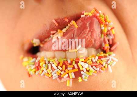Nahaufnahme von Frau Lippen fallenden Süßigkeiten Stockfoto