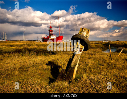 Einem hölzernen Pfosten mit einem abgenutzten Reifen um ihn herum in Tollesbury Marina in Essex. Stockfoto