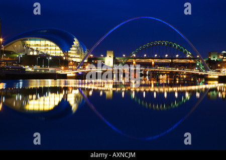 Tyne Bridges in der Abenddämmerung mit blauen Licht an der Millennium Bridge Newcastle Gateshead England Stockfoto