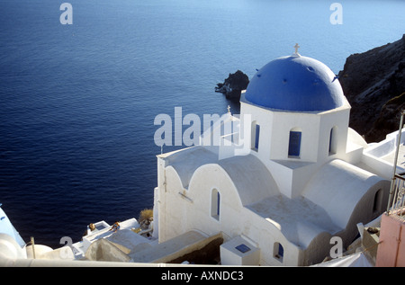 Mit Blick auf die Kuppelkirchen der Caldera im Oai Santorini Kykladen-Griechenland Stockfoto