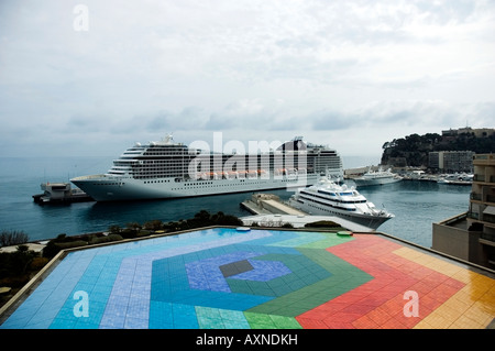 MSC Orchestra Kreuzfahrt-Liner und Lady Moura Yacht vor Anker am Monte-Carlo Hafen Port De Monaco, Europa Stockfoto