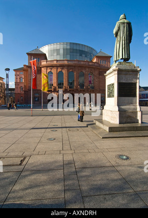 Die Statue von Johannes Gutenberg gegenüber dem Theater in Mainz/Deutschland Stockfoto