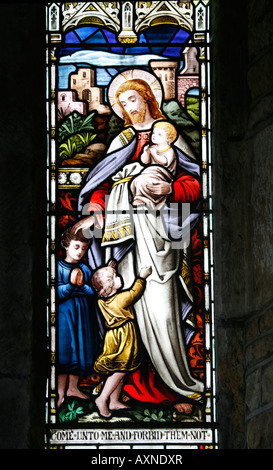 Buntglasfenster von Ward und Hughes, das Jesu Segen kleiner Kinder zeigt, St. George's Church, Brailes, Warwickshire Stockfoto