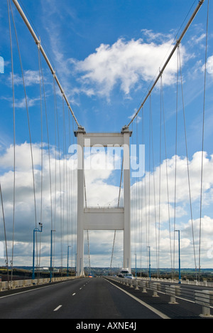 Vertikale Nahaufnahme von den weißen Trägern im Zentrum von der ursprünglichen Severn Brücke [Pont Hafren] an einem sonnigen Tag Stockfoto