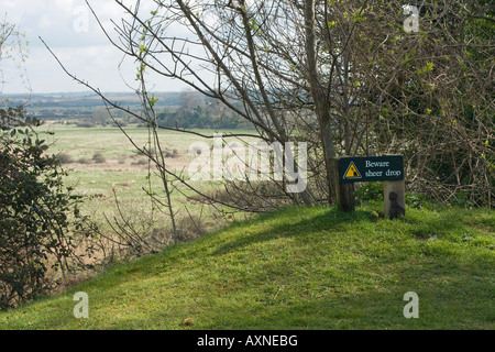 Schild Warnung vor steilen drop Stockfoto