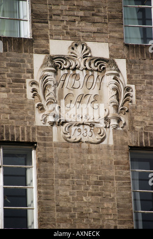 Albion Tor Stein Emblem auf Gebäude in Bayswater Road London Stockfoto